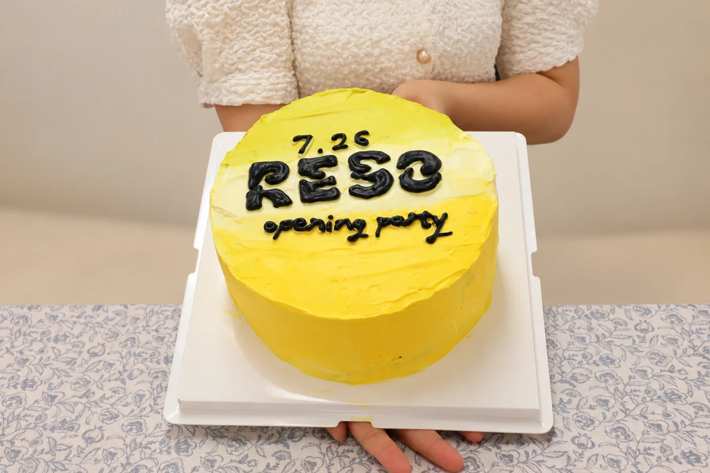 7월 26일 Re:sso 오프닝 파티를 기념하는 노란 케이크